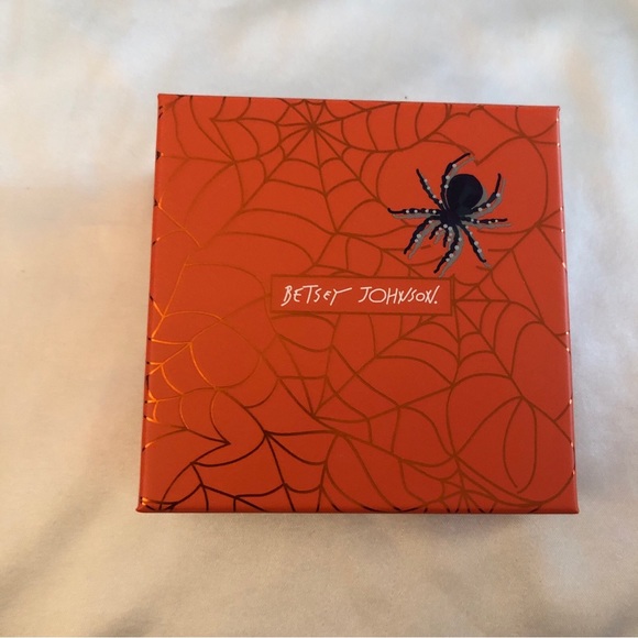 Betsey Johnson Hematite Tone Spider Mismatch Drop Earrings Crystal Accents NIB - Picture 8 of 10